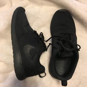 Black Roshe Runs